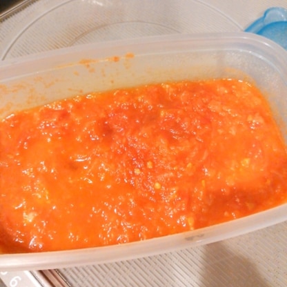 我が家もトマト消費に困り、レシピ拝見しました。バジルでよい香り。パスタやメインのソースに使いました。
